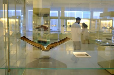 İslam Sanatları Müzesi. Eski Kuran 'ın sergisi. Kuala Lumpur. Malezya.