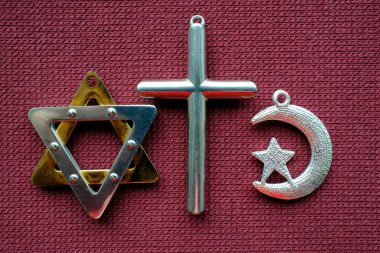 İslam, Hristiyanlık, Yahudilik. Üç tek tanrılı dinin sembolü. Cross, Davut 'un yıldızı ve Müslüman Hilal. Bütünleşik veya dinler arası konsept.