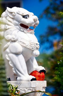 Cau gübre pagoda. Muhafız. Çin aslan heykeli Yin gücünü temsil ediyor, dişi, negatif, al, taşı. Bir Giang Eyaleti. Mekong Delta, Vietnam.