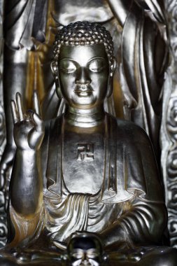 Phuoc Duyen Budist tapınağı. Altın Buda heykeli. Akasha mudra. Uzayın jesti. Rengi. Vietnam.