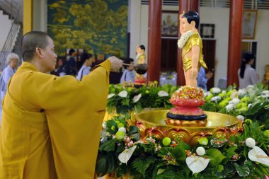 Thien Quang Budist tapınağı. Vesak kutlaması. Shakyamuni Buddha 'nın doğum günü. Kalbi arındırmak için bebek Buda 'yı yıkamak. Tan Chau. Vietnam.