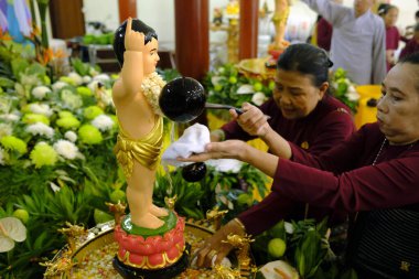 Thien Quang Budist tapınağı. Vesak kutlaması. Shakyamuni Buddha 'nın doğum günü. Kalbi arındırmak için bebek Buda 'yı yıkamak. Tan Chau. Vietnam.