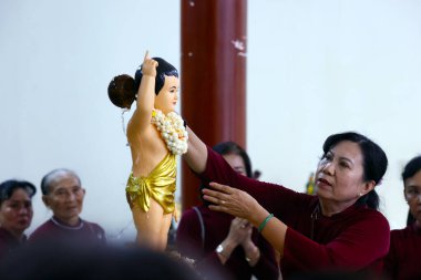 Thien Quang Budist tapınağı. Vesak kutlaması. Shakyamuni Buddha 'nın doğum günü. Kalbi arındırmak için bebek Buda 'yı yıkamak. Tan Chau. Vietnam.