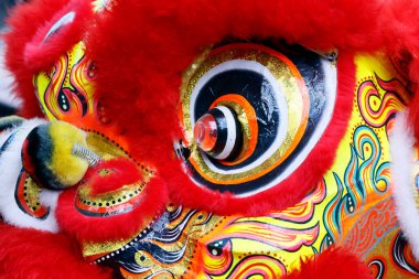 Phuoc Long Budist tapınağı. Geleneksel Çin aslanı yeni yılı kutlamak için dans ediyor. Tan Chau. Vietnam.