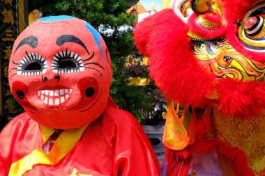 Phuoc Long Budist tapınağı. Ong dia ya da dünyanın ruhu Ay 'ın yeni yılında aslan dansı için maske takıyor. Tan Chau. Vietnam.