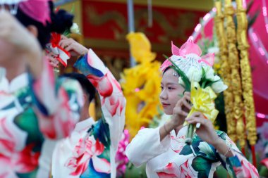 Phuoc Long Budist tapınağı. Budist töreni. Genç dansçılar. Tan Chau. Vietnam.
