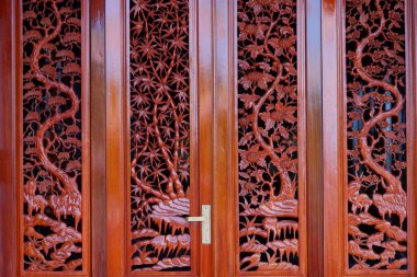 Hırsız Truc Budist tapınağı. Kapıyı aç. Tahta oyma. Bac Lieu. Vietnam. .