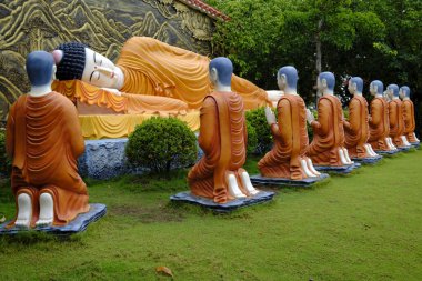 Hırsız Truc Budist tapınağı. Buda 'ya yaslanarak. Son Nirvana. Buda meditasyona başladı, daha derin ve daha derin. Ve sonra vefat etti. Bac Lieu. Vietnam. .