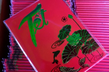 Çin Yeni Yılı için kırmızı zarflar (hongbao). Kırmızı renk iyi şansın sembolüdür..