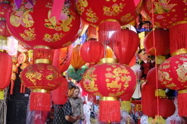 Vietnamlılar ve Çin Yeni Yılı için Çin mahallesindeki Cholon 'da bir mağazada dekorasyon..