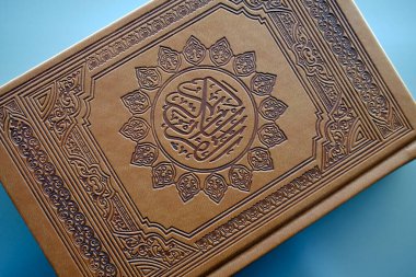 İslam. Dini metinler. Kuran, 114 başyapıtta 6000 'den fazla ayet içeriyor, buna Surahs deniyor. Arapça kaligrafi ile Kur 'an' ın kapağı.