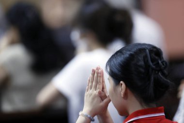 Tan Hoa Kilisesi. Pazar katolik ayini. Cemaat üyeleri Tanrı 'ya dua ediyor. Ho Chi Minh Şehri. Vietnam.