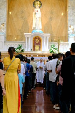 Katolik Fatima Kilisesi. Katolik ayini. Rahip kutsal ayin yapıyor. Ho Chi Minh Şehri. Vietnam.
