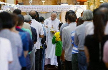 Katolik Fatima Kilisesi. Katolik ayini. Rahip kutsal ayin yapıyor. Ho Chi Minh Şehri. Vietnam.