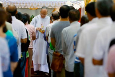 Katolik Fatima Kilisesi. Katolik ayini. Rahip kutsal ayin yapıyor. Ho Chi Minh Şehri. Vietnam.