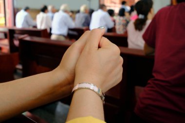 Katolik Fatima Kilisesi. Katolik ayini. Dua eden kadın. Ho Chi Minh Şehri. Vietnam.