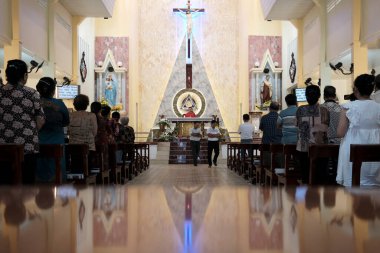 Katolik kilisesinde pazar ayini. Tan Chau. Vietnam.