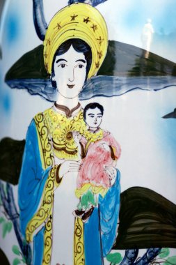 Meryem Ana 'nın Bazilikası. Meryem Ana 'mız bebek İsa' nın bir figürünü tutuyor. Bakire Meryem. Vietnam.