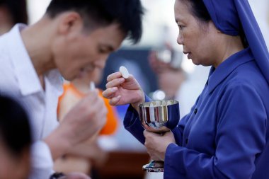 Meryem Ana 'nın Bazilikası. Katolik ayini. Kutsal komünyon. Vietnam.