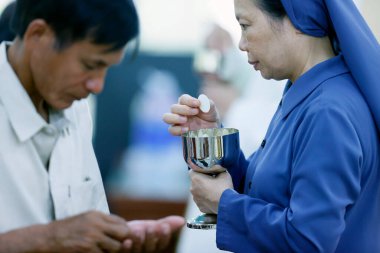 Meryem Ana 'nın Bazilikası. Katolik ayini. Kutsal komünyon. Vietnam.