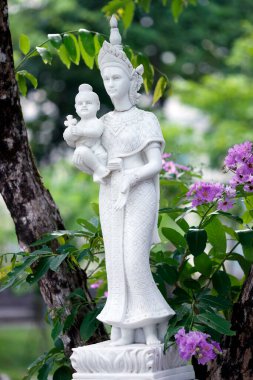 Meryem Ana 'nın Bazilikası. Bakire Meryem ve çocuğu. Asya tarzı. Mermer heykel. Vietnam.