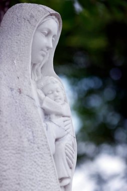 Meryem Ana 'nın Bazilikası. Bakire Meryem ve çocuğu. Mermer heykel. Vietnam.