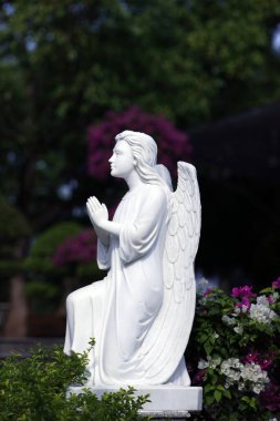 Meryem Ana 'nın Bazilikası. Angel dua ediyor. Mermer heykel. Vietnam.