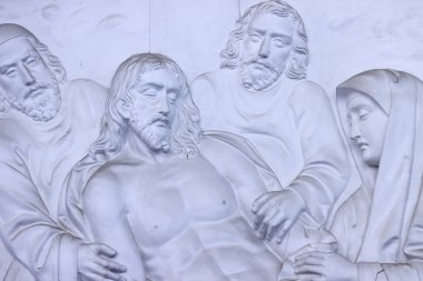 Kefaret Kilisesi (veya Notre Dame Katedrali). Haçın yolu. 13. İstasyon: İsa 'nın bedeni çarmıhtan indiriliyor. Ho Chi Minh Şehri. Vietnam.