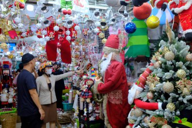 Noel pazarında dekorasyon. Noel kutlaması.