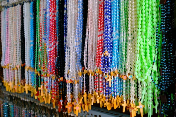 Dini eşyalar satan bir dükkan. Satılık tespih. Ho Chi Minh Şehri. Vietnam.