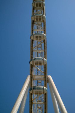 Dünyanın en büyük ve en uzun gözlem teknesi Dubai Marina 'daki Bluewaters Adası' nda bulunuyor. Dubai, BAE, Birleşik Arap Emirlikleri.