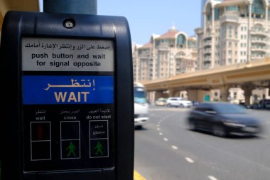 Yayalar için trafik ışığı var. Bekle ve geç. Dubai, BAE, Birleşik Arap Emirlikleri.