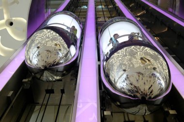 Geleceğin Müzesi. Ana salondan sergilere giden asansör kapsülü. Dubai, BAE, Birleşik Arap Emirlikleri.