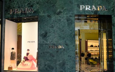 Dubai alışveriş merkezi dünyanın en büyük alışveriş merkezidir. Prada mağazası. Dubai, BAE, Birleşik Arap Emirlikleri.