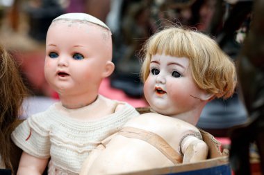 Linke Wienzeile 'deki Naschmarkt' ın cumartesi bit pazarı bölümü. Bric-a-brac tezgahı ikinci el ev eşyaları satıyor. Bebekler. Viyana. Avusturya.