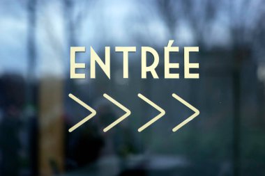 Bir restoranın ya da dükkanın girişinin ilanını imzala. Fransa.