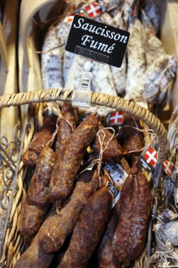 Lüks bir markette. Geleneksel domuz sosisi. Fransa.