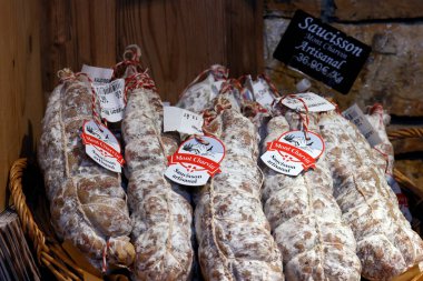 Lüks bir markette. Geleneksel domuz sosisi. Fransa.