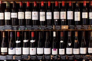 Şarap tüccarında Fransız şarap şişesi seçimi. Kırmızı şarap. Fransa.