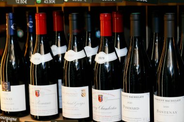 Şarap tüccarında Fransız şarap şişesi seçimi. Kırmızı şarap. Fransa.