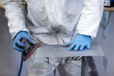 Sanayi bölgesi. Fabrikada çalışan bir işçi. El işi. Hazırda bekle..