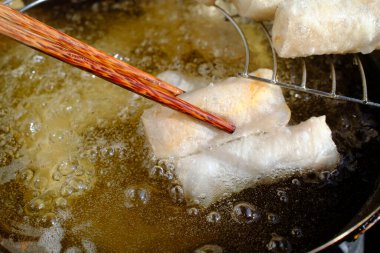 Geleneksel Vietnam usulü domuz böreği yapıyorum. Sokak yemeği..