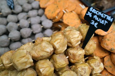 Asya özel gıda pazarları. Biftek ve tavuk şişi. Paris mi? Fransa.