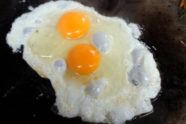 Tavada iki sahanda yumurta. Kahvaltıda. Paris mi? Fransa.