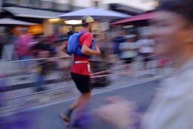 Saint-Gervais 'ten geçen bir UTMB kaçağı. Ultra Tour du Mont Blanc, 166 km uzaklıktaki Saint Gervais 'in 9.600 metre yüksekliğindeki bir dağ maratonu. Fransa.