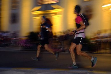 Saint-Gervais 'ten geçen bir UTMB kaçağı. Ultra Tour du Mont Blanc, 166 km uzaklıktaki Saint Gervais 'in 9.600 metre yüksekliğindeki bir dağ maratonu. Fransa.