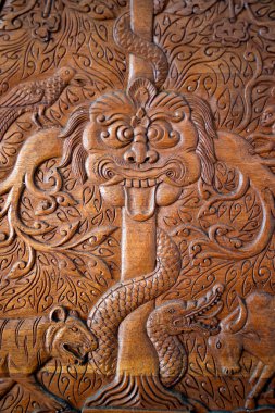 Geleneksel bale işçiliği, ahşap el yapımı kapı. Ayrıntılar. Yogyakarta. Endonezya.