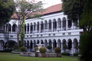Hotel Majapahit, 1910 yılında kurulmuş tarihi bir oteldir. Bahçe. Surabaya. Endonezya.