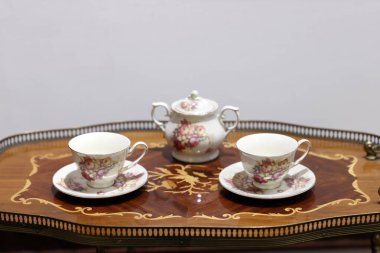 Hotel Majapahit, 1910 yılında kurulmuş tarihi bir oteldir. Lobi. Çay zamanı. Surabaya. Endonezya.