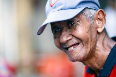 Mavi şapkalı yaşlı Endonezyalı. Portre. Surabaya. Endonezya.